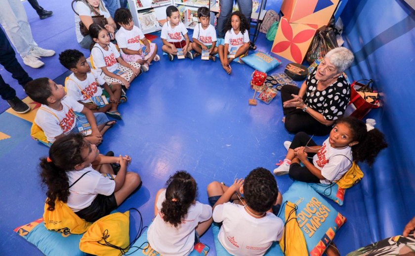 Estande da SEMED na Bienal tem mágica e brincadeiras