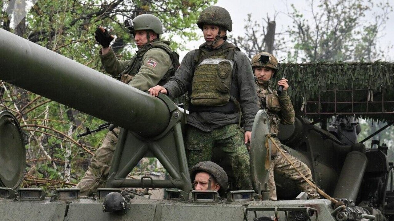As forças russas libertaram o povoado de Romanovka na República Popular de Donetsk (RPD). O agrupamento russo Yug (Sul) eliminou até 260 efetivos, cinco estações de guerra eletrônica e quatro depósitos de material bélico das forças ucranianas.