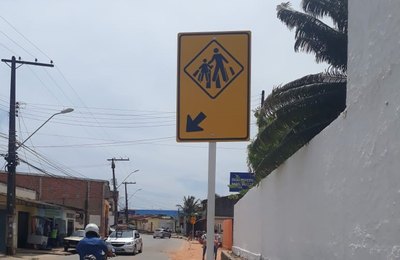 SMTT implanta sinalização horizontal e vertical no Tabuleiro