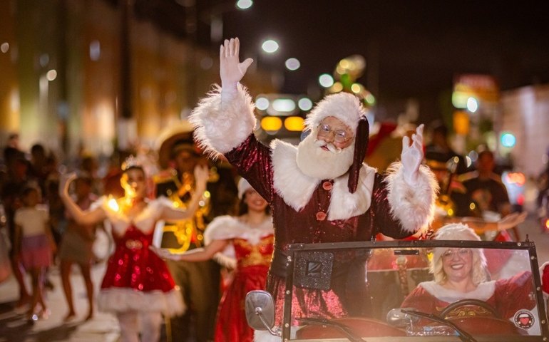 Desfile 'Natal de Todos Nós' leva encanto e música às ruas de Jaraguá nesta segunda-feira