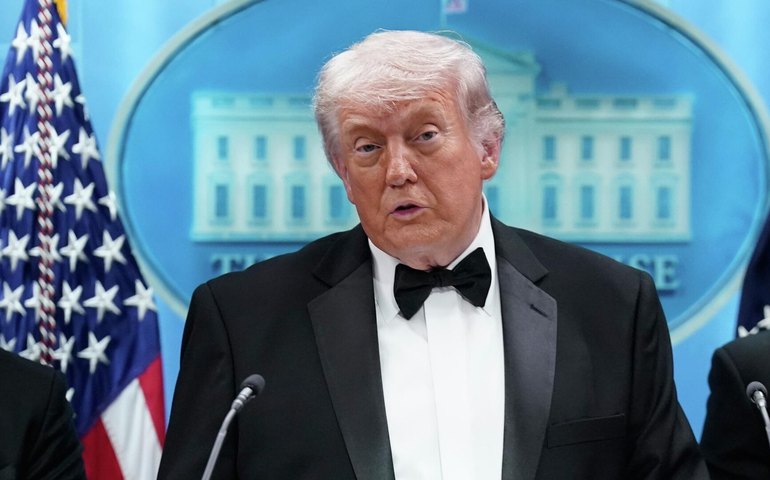 Atirador portava 'muitas armas', diz Trump em coletiva sobre incidente com tiros em jantar