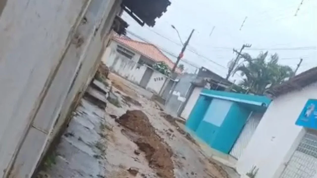 Ruas viram rios de lama e expõe rastro  de descaso em Palmeira dos Índios