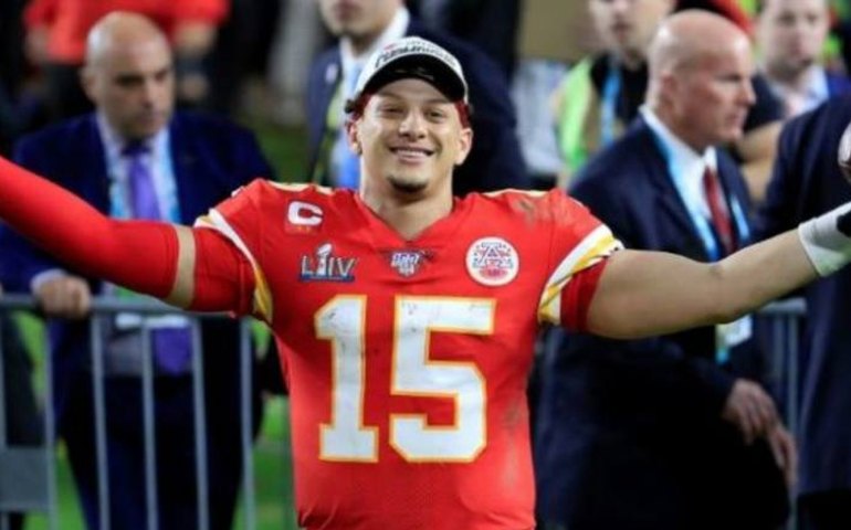 Mahomes estende contrato com os Chiefs por dez anos e vai ganhar R$ 2,7 bilhões