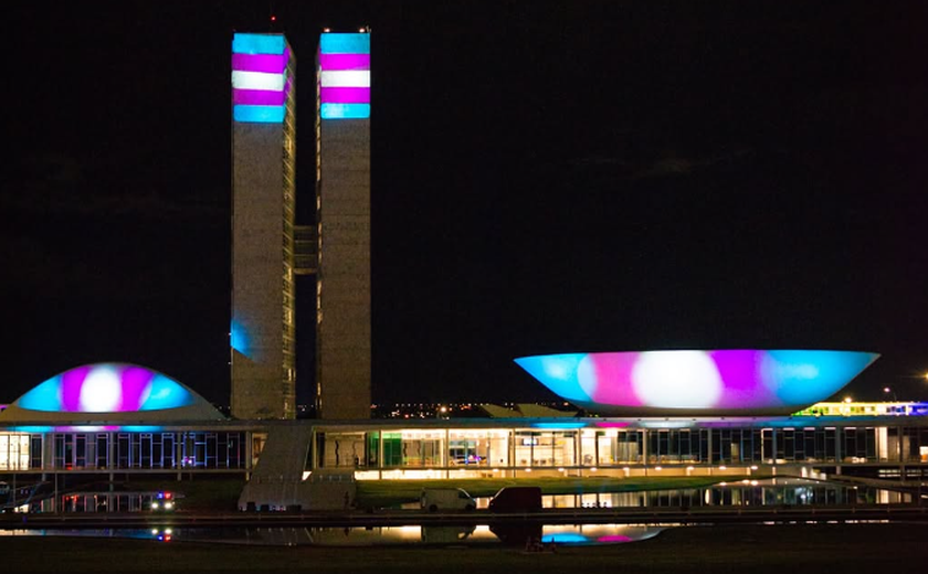 Cores da bandeira Trans são projetadas no Congresso a pedido de Erika Hilton e Duda Salabert