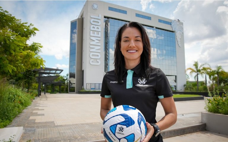 Primeira mulher a arbitrar o VAR em jogo de clubes masculinos da CONMEBOL