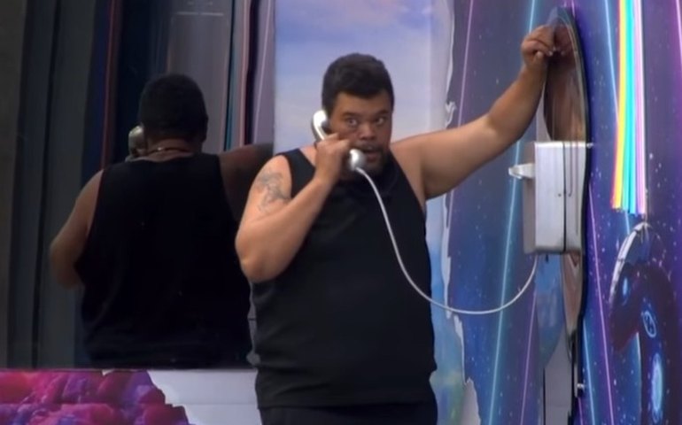 BBB 26: Babu Santana atende o 2º Big Fone da semana e recebe pulseira prateada