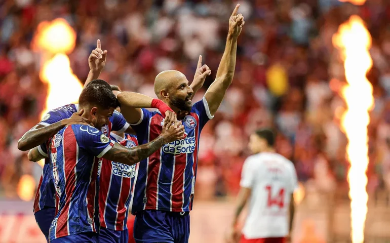 Bahia derrota Red Bull Bragantino, engata o 3º triunfo seguido e divide a ponta do Brasileiro