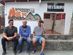 Juan Paiva e Renan Monteiro, destaques na novela da TV Globo Renascer e crias do Nós do Morro, com Guti Fraga, um dos fundadores do Grupo 