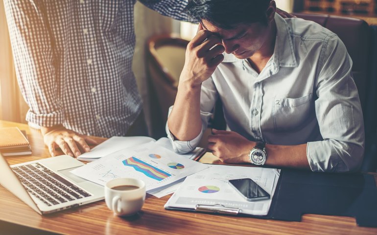 Pesquisa revela que questões financeiras impactam saúde mental e motivação no ambiente de trabalho