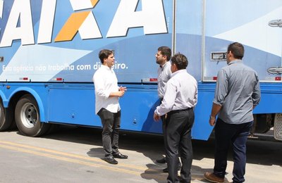 Prefeito Cacau visita unidade móvel da Caixa Econômica instalada na Praia do Francês