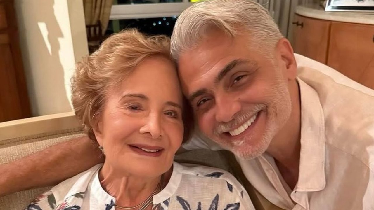 Tarcísio Filho representou a mãe em homenagem na Calçada da Fama da TV Globo; veja vídeo