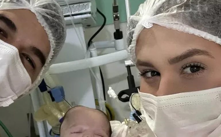 Internado há 8 meses, filho de Zé Vaqueiro é batizado no hospital e pais comemoram