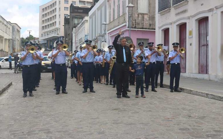 Último dia do Festival de Música de Penedo começa com resgate da tradição em desfiles e encontros de bandas