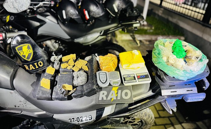 Na Chã de Bebedouro, policiais encontraram 4,5 kg de maconha, 500 g de cocaína e 450 g de crack Na Chã de Bebedouro, policiais encontraram 4,5 kg de maconha, 500 g de cocaína e 450 g de crack