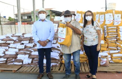 Agricultores de São Sebastião recebem 14.500 kg de sementes