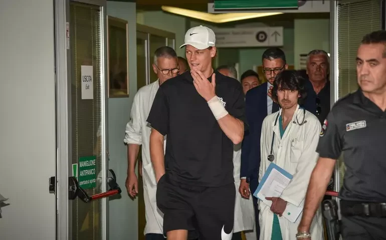 Sinner conclui check-up de 2 dias em hospital de Milão