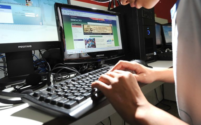 Comissão discute dificuldades enfrentadas para fornecer internet de graça para aluno carente