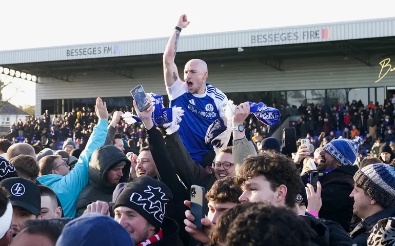 Macclesfield, da sexta divisão, surpreende o atual campeão da FA Cup, Crystal Palace, em uma partida chocante. O Manchester City marcou 10 gols