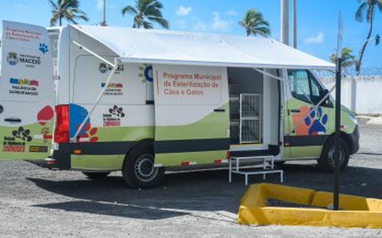 Secretário entrega unidade para castração móvel de cães e gatos