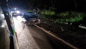 Homem morre e mulher fica ferida após carro colidir com árvore na Grande Aracaju