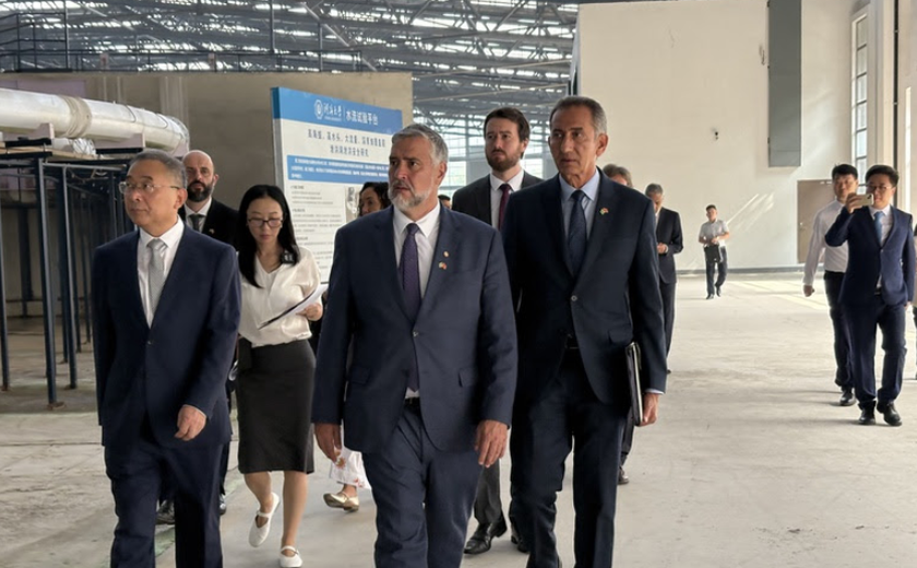 Missão brasileira visita laboratório chinês de prevenção a desastres hídricos
