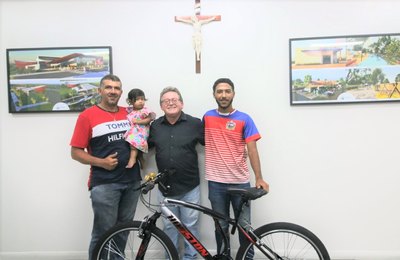 Atleta arapiraquense recebe bicicleta para buscar novos títulos pelo Brasil