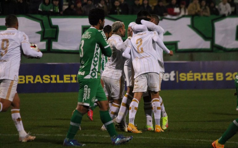 Criciúma ganha, respira na Série B e deixa Chapecoense em situação delicada