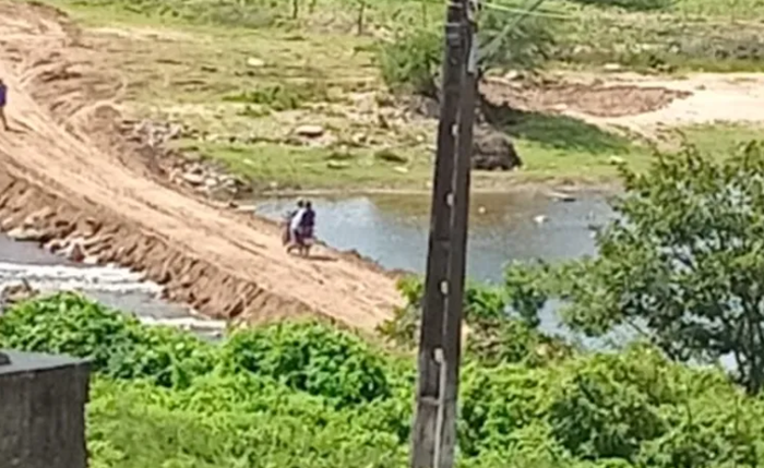 Moradores passaram anos utilizando ponte improvisada até receberem estrutura de barro Moradores passaram anos utilizando ponte improvisada até receberem estrutura de barro