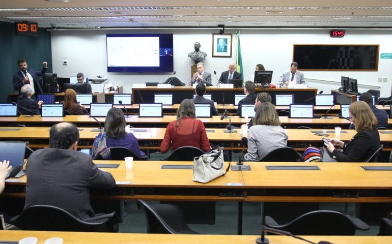 Pirataria amplia informalidade e eleva custos da indústria, dizem especialistas