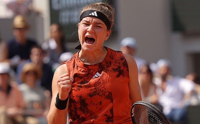Swiatek supera Muchová, ergue 3º título em Roland Garros e garante Bia Haddad no Top 10