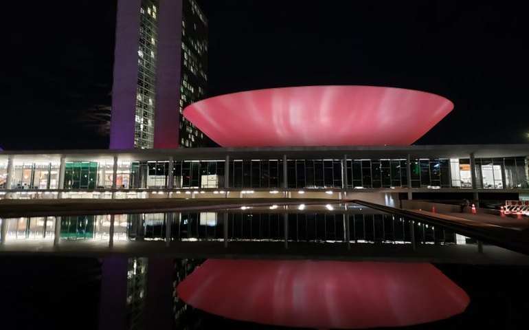 Câmara se ilumina de vermelho para comemorar o Dia Mundial do Coração