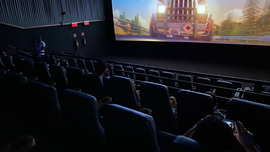 Mês da crianças: Projeto leva jovens das unidades de acolhimento ao cinema