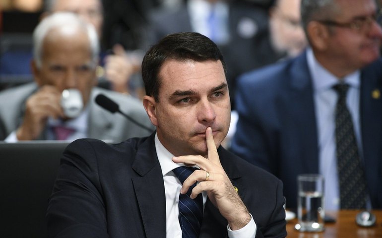 Flávio Bolsonaro nega conhecer depósito de Queiroz a sua mulher