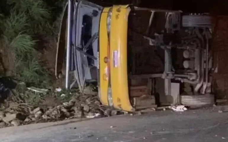 Motorista de ônibus que tombou na BR-251 é preso em flagrante em Minas Gerais