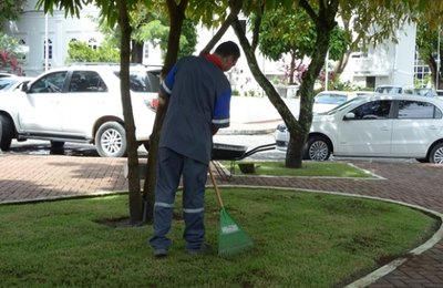 Reeducandos limpam espaços públicos de Quebrangulo