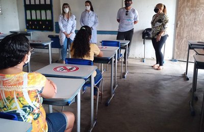 Equipe da SEMED Penedo e pais de alunos se reúnem sobre volta as aulas na zona rural