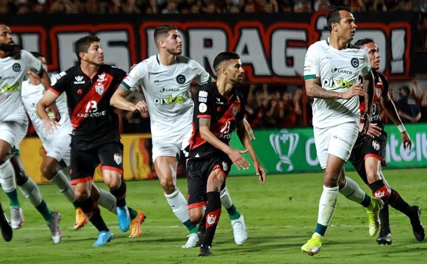 Goiás suporte pressão do Atlético-GO e garante empate sem gols fora de casa