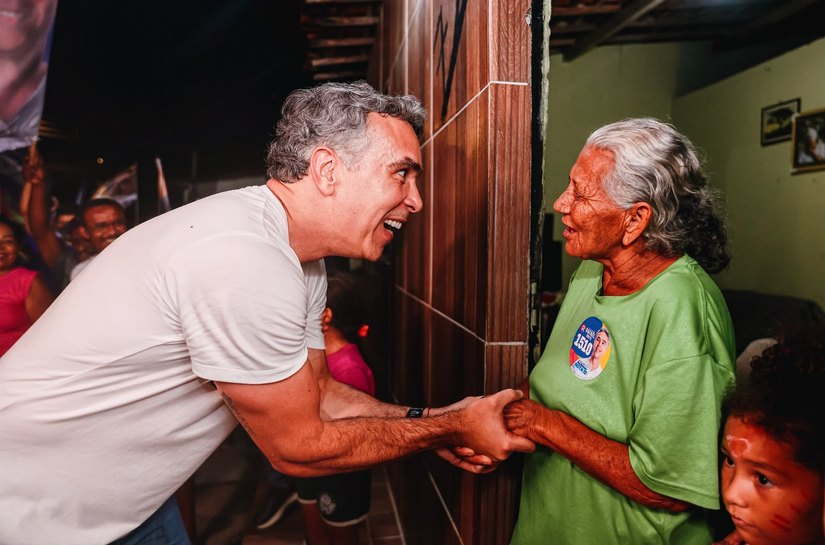 Rafael Brito critica ataques a programas sociais e destaca o impacto deles na economia