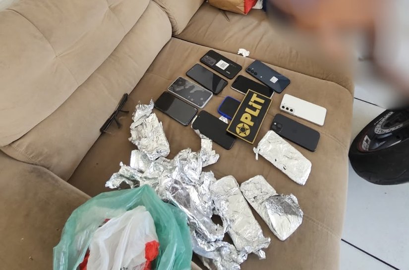 Polícia rastreia celular roubado e casal é preso com 16 aparelhos em Maceió