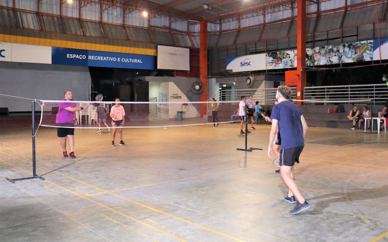 Projeto do Sesc oferece aulas gratuitas de futsal, ginástica rítmica, voleibol e badminton; saiba como concorrer