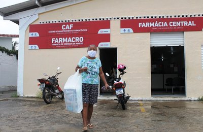 Prefeitura de Penedo compra 40 mil fraldas geriátricas e distribui para população carentev