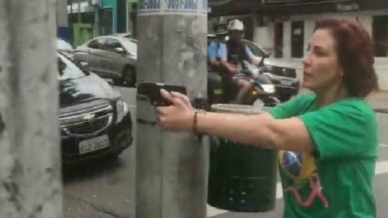 PGR denuncia Carla Zambelli por porte ilegal e constrangimento com uso de arma