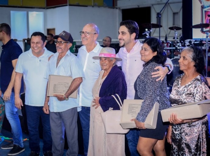 Prefeitura de Penedo distribui kits escolar para estudantes da EJA