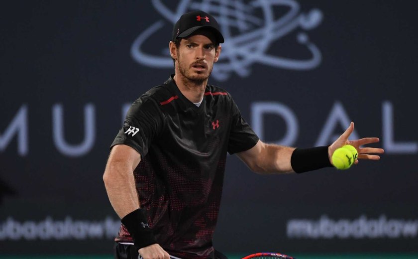 Murray sofre, mas conta com desistência de rival para vencer em estreia na China