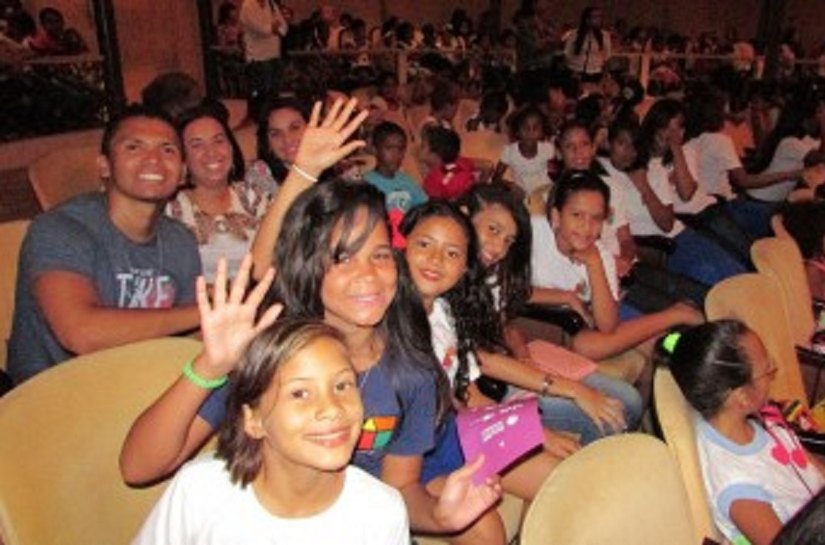 Alunas de canto prestigiam orquestra Maré do Amanhã no Teatro Deodoro
