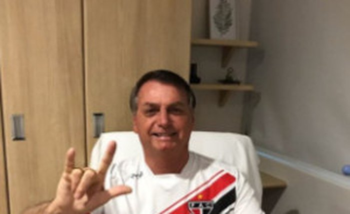 Bolsonaro no hospital, neste sábado, antes de receber alta médida