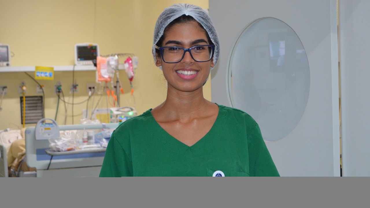 Aluna do Senac segue os passos da mãe e é destaque em seleção para UTI Neuro de hospital, em Maceió