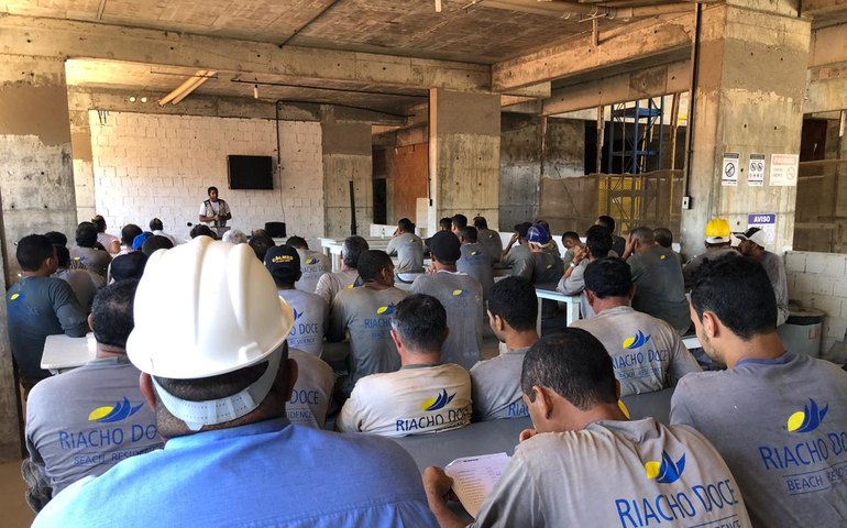 Movimento Abril Verde invade obras de Maceió