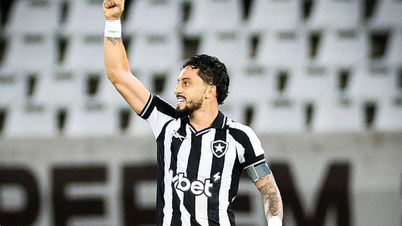 Botafogo anuncia a renovação do lateral Alex Telles por duas temporadas: 'O ídolo fica!'
