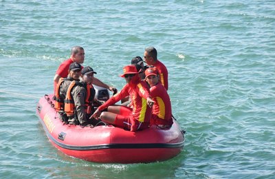 Corpo de Bombeiro resgata dois pescadores após naufrágio de catamarã em Maceió